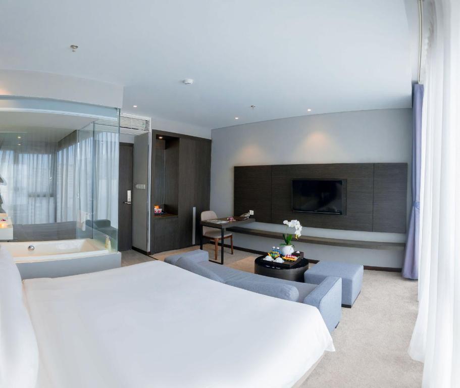 Junior Suite with City View and Bathtub