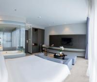 Junior Suite with City View and Bathtub