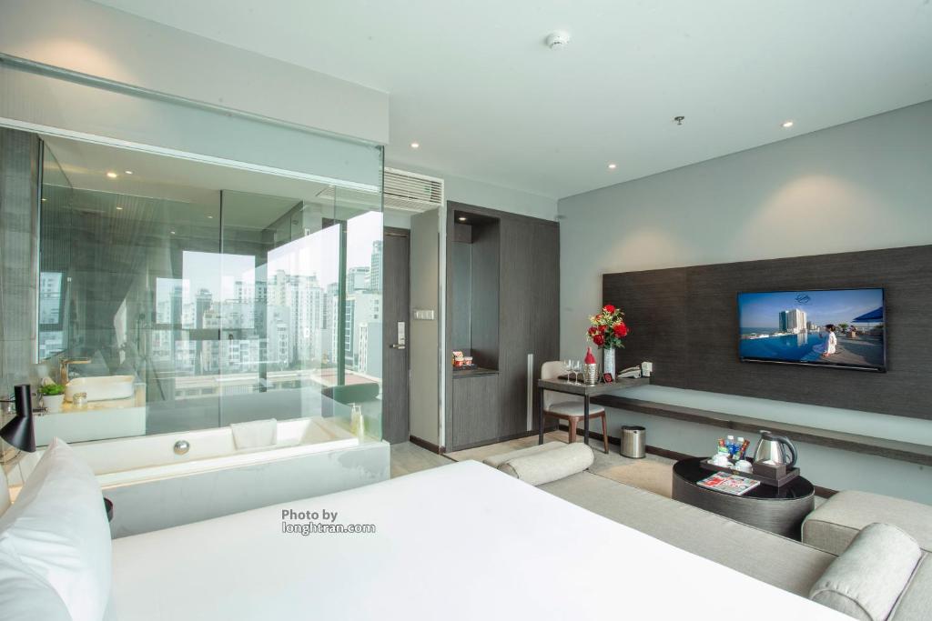 Junior Suite with City View and Bathtub