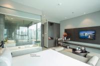 Junior Suite with City View and Bathtub