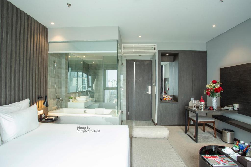 Junior Suite with City View and Bathtub