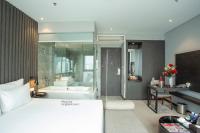 Junior Suite with City View and Bathtub
