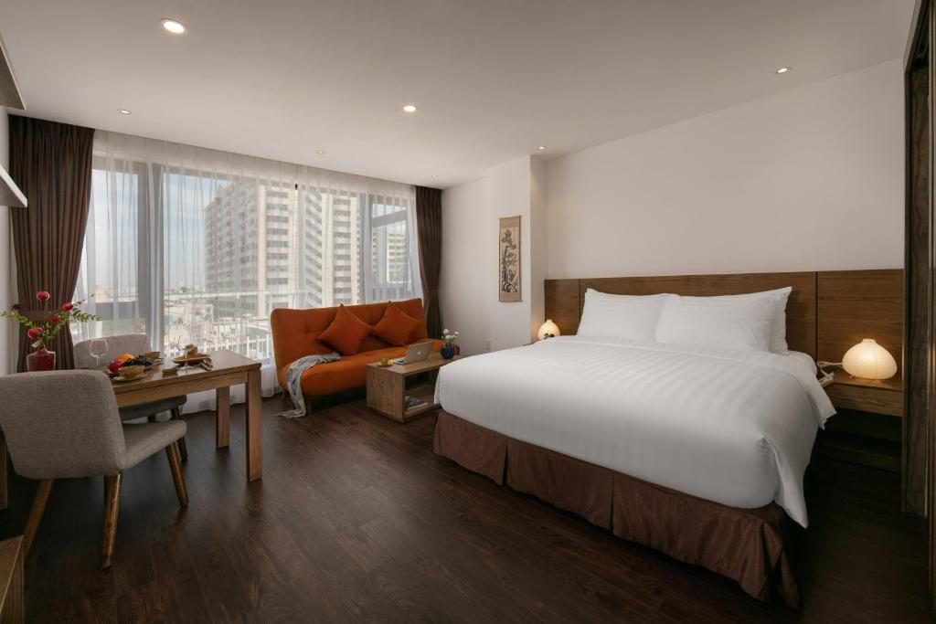 Luxury Suite Studio with Bathtub, Kitchen and Balcony with Quiet Street View