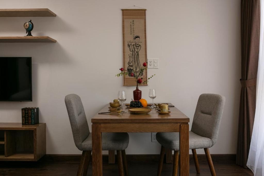 Luxury Suite Studio with Bathtub, Kitchen and Balcony with Quiet Street View