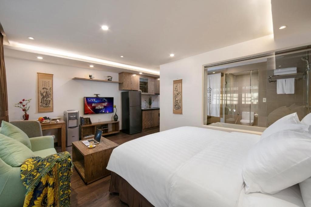 Luxury Suite Studio with Bathtub, Kitchen and Balcony with Quiet Street View