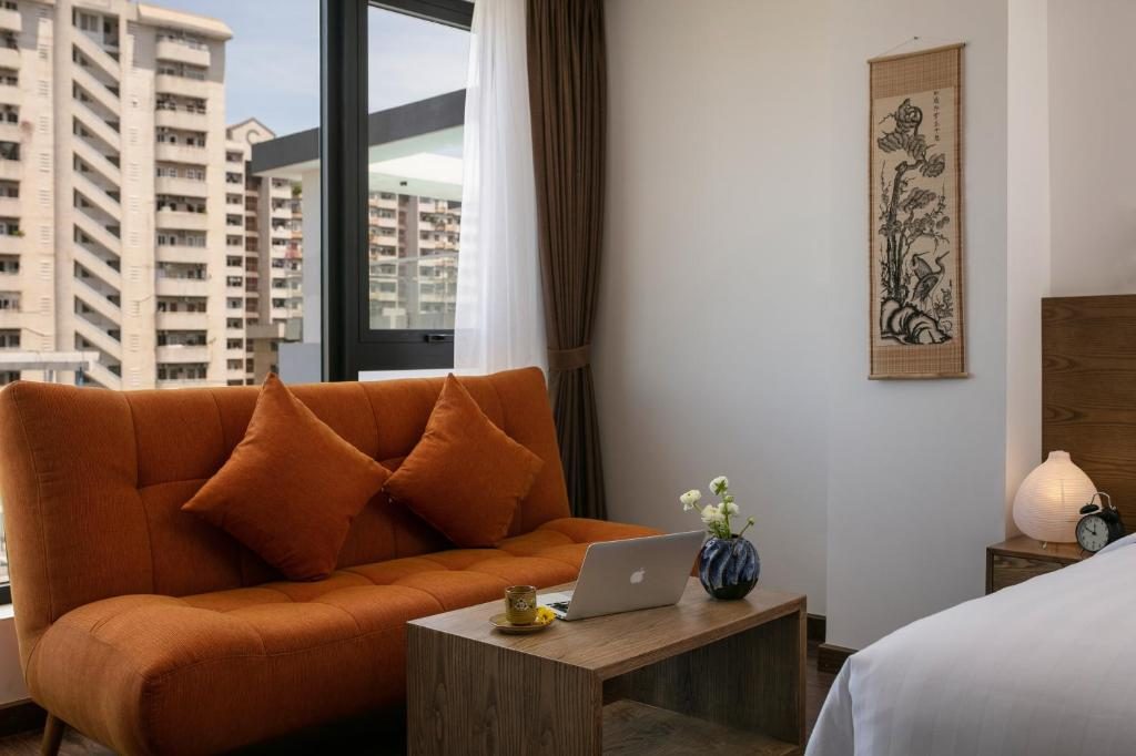Luxury Suite Studio with Bathtub, Kitchen and Balcony with Quiet Street View