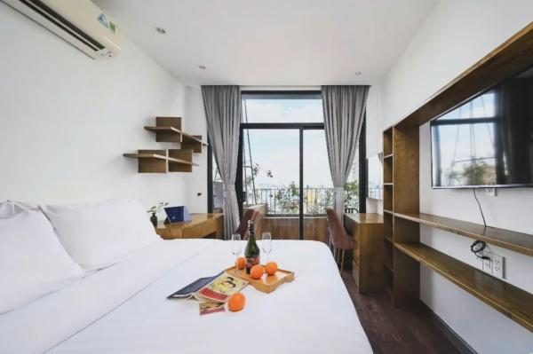 Two-Bedroom Family Suite, Bathtub, Kitchen and Balcony with Street & City View