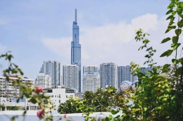 Two-Bedroom Family Suite, Bathtub, Kitchen and Balcony with Street & City View
