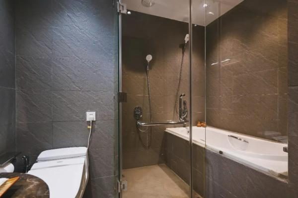 Two-Bedroom Family Suite, Bathtub, Kitchen and Balcony with Street & City View