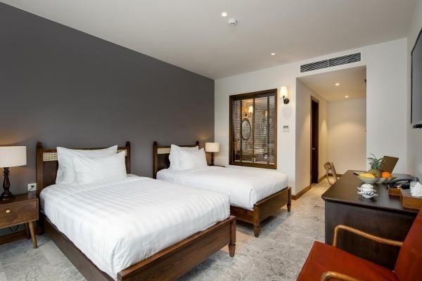 Premier Twin Room with Balcony and Bathtub