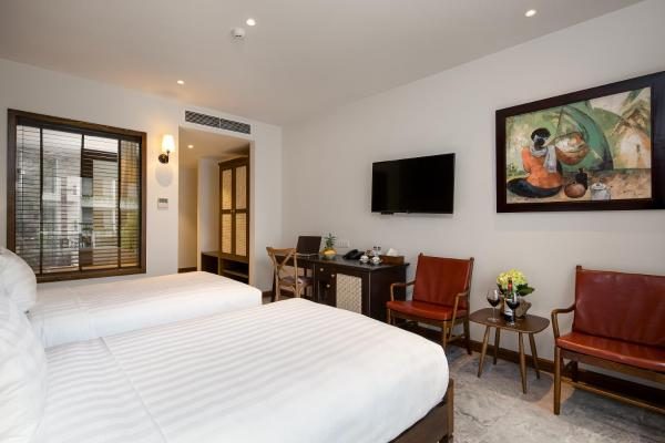 Premier Twin Room with Balcony and Bathtub