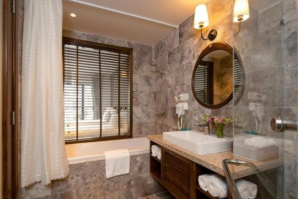 Premier Twin Room with Balcony and Bathtub