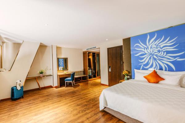 Junior Suite City View – Free Minibar & Afternoon Tea