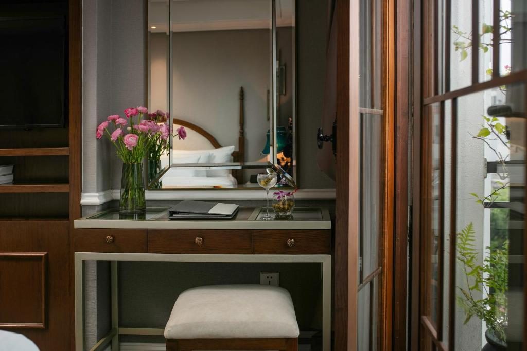 Suite Gem Nhìn Ra Hồ Nước