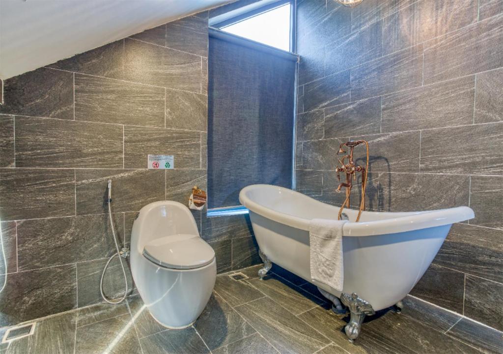 Family Studio Bathtub with Poolview