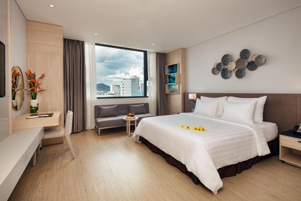 Phòng Deluxe Giường Đôi Nhìn Ra Thành Phố & Một Phần Ra Biển