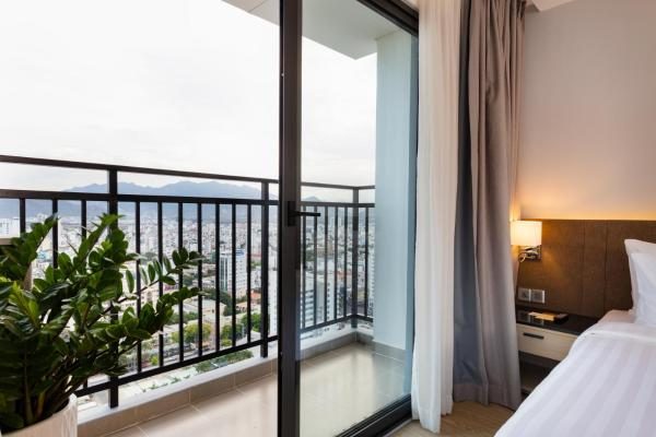 Phòng Premier Giường Đôi Nhìn Ra Thành Phố & Một Phần Ra Biển