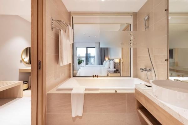 Phòng Premier 2 Giường Đơn Nhìn Ra Thành Phố & Một Phần Ra Biển