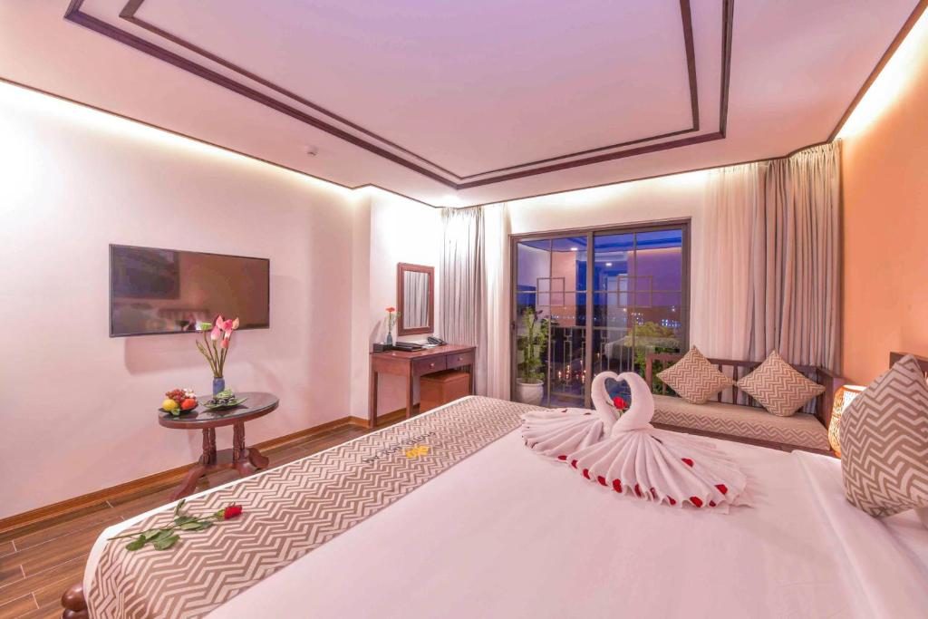 Phòng Deluxe Giường Đôi Có Ban Công