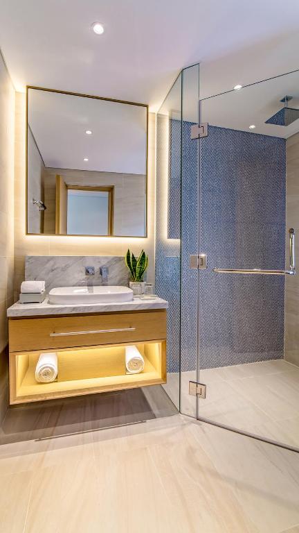 Superior King Room with Balcony and City View