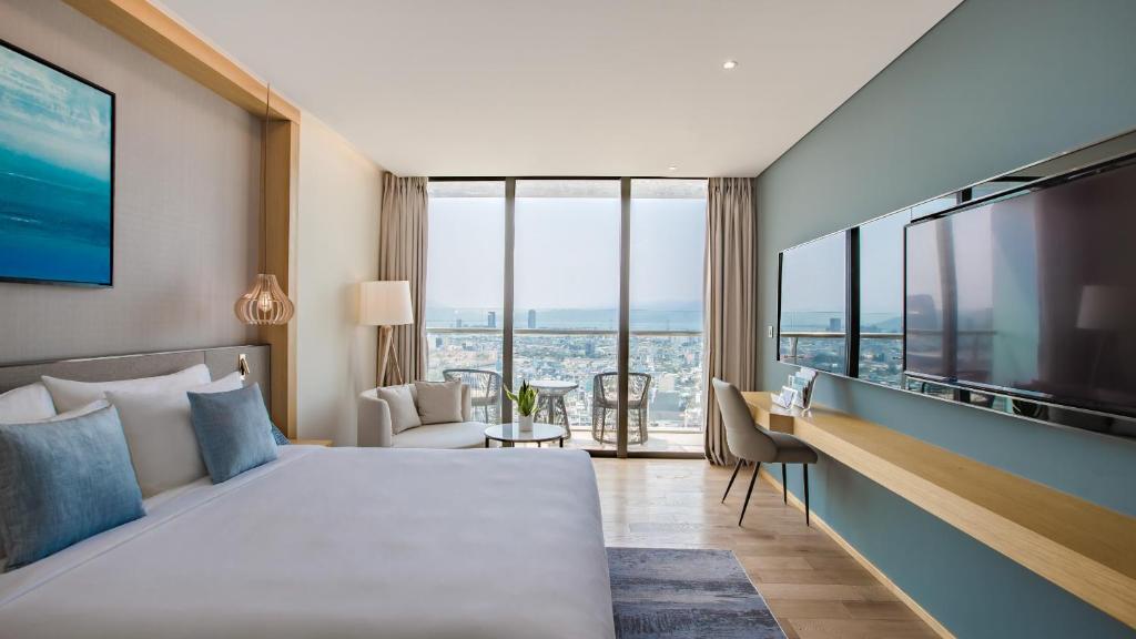 Superior King Room with Balcony and City View