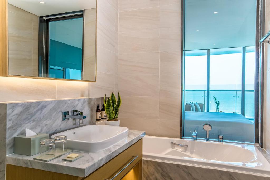 Deluxe Ocean King Room with Balcony and Bathtub