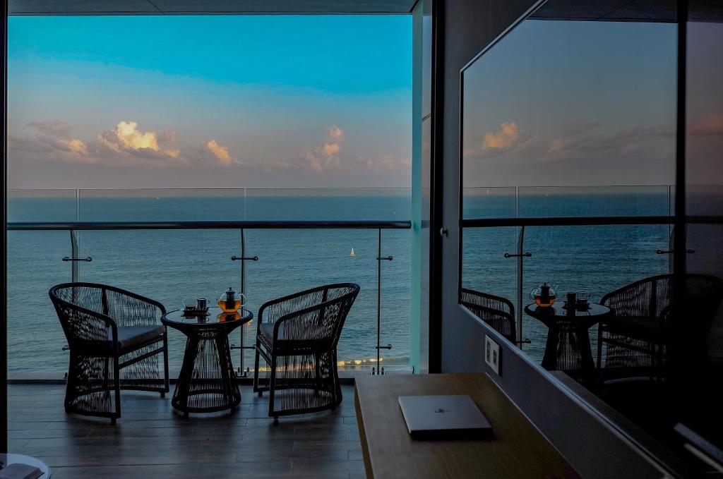 Deluxe Ocean King Room with Balcony and Bathtub