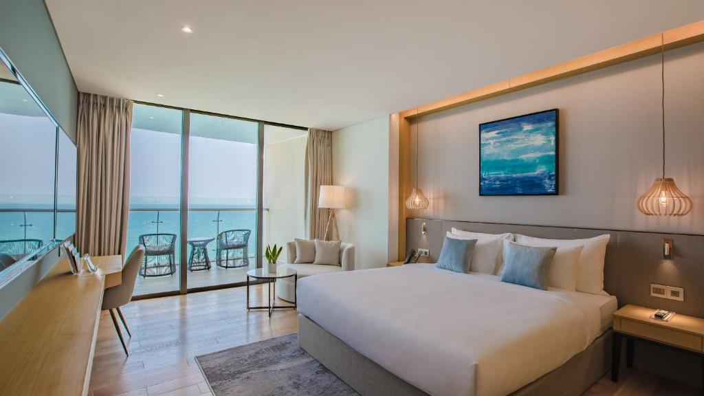 Deluxe Ocean King Room with Balcony and Bathtub