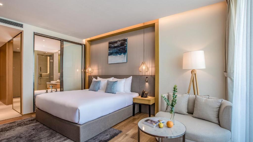 Deluxe Ocean King Room with Balcony and Bathtub