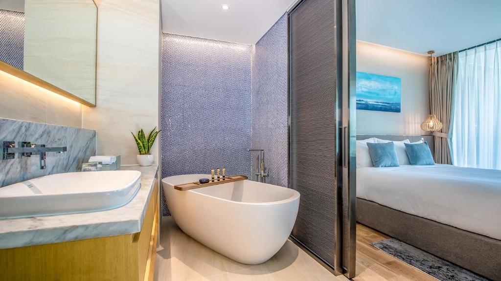 Junior Ocean Suite with Balcony and Bathtub
