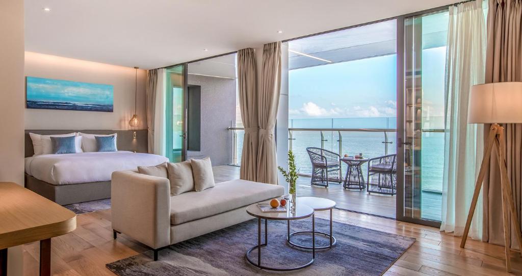 Junior Ocean Suite with Balcony and Bathtub
