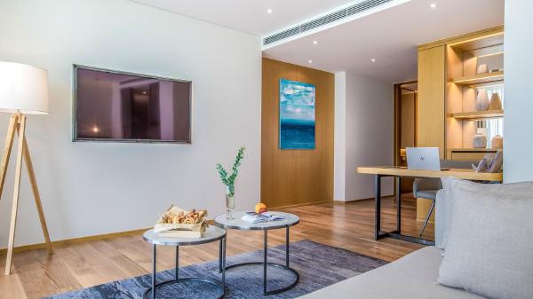 Junior Ocean Suite with Balcony and Bathtub