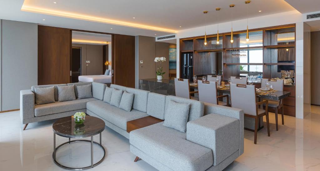 Three bedroom Ocean Suite with Balcony and Jacuzzi Bathtub