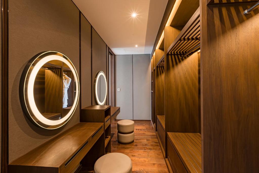 Three bedroom Ocean Suite with Balcony and Jacuzzi Bathtub