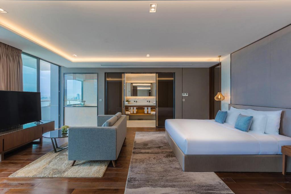 Three bedroom Ocean Suite with Balcony and Jacuzzi Bathtub