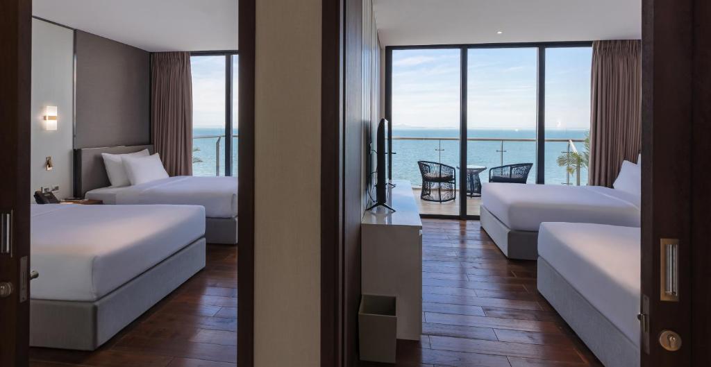 Three bedroom Ocean Suite with Balcony and Jacuzzi Bathtub