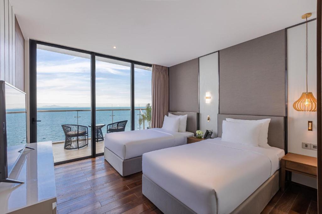 Three bedroom Ocean Suite with Balcony and Jacuzzi Bathtub