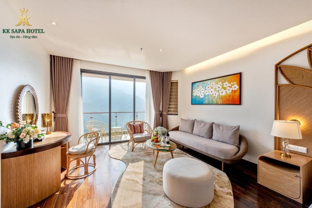 Premier Queen Room with Balcony and Mountain View