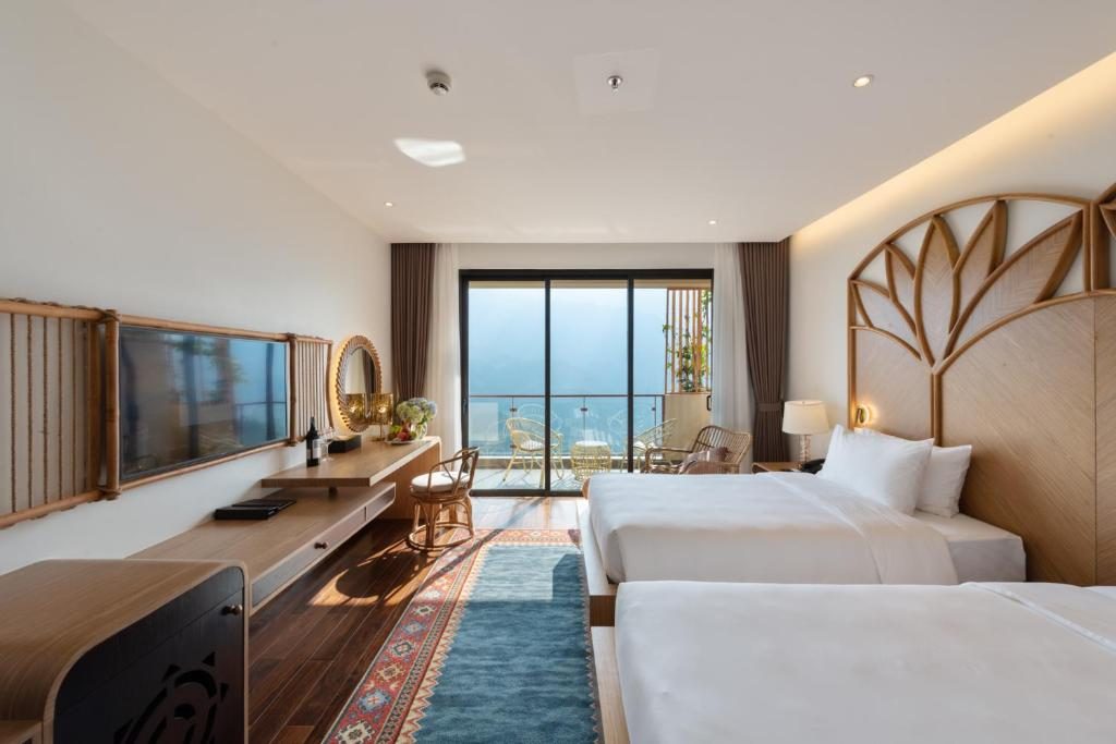 Deluxe Twin Mountain View with Hollywood Beds