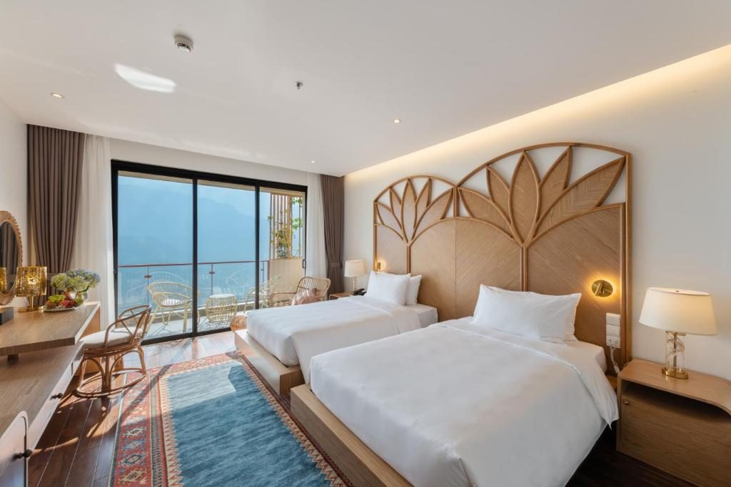 Deluxe Twin Mountain View with Hollywood Beds