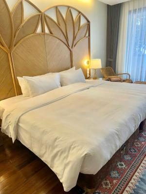 Deluxe Twin Mountain View with Hollywood Beds