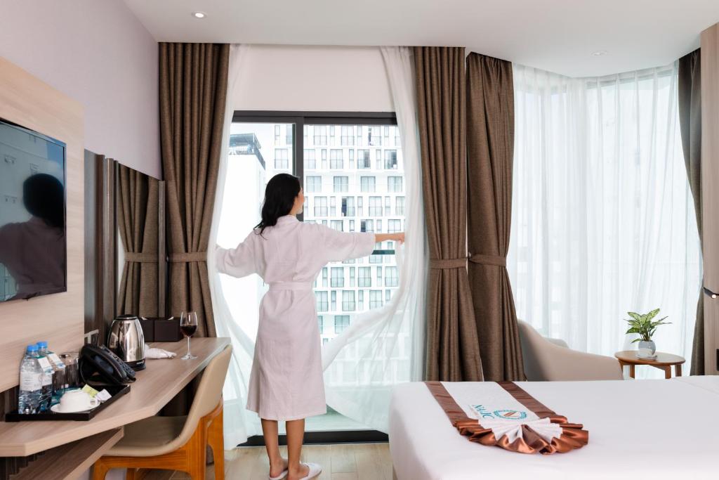 Senior Double or Twin Room with Balcony & Partial Sea View
