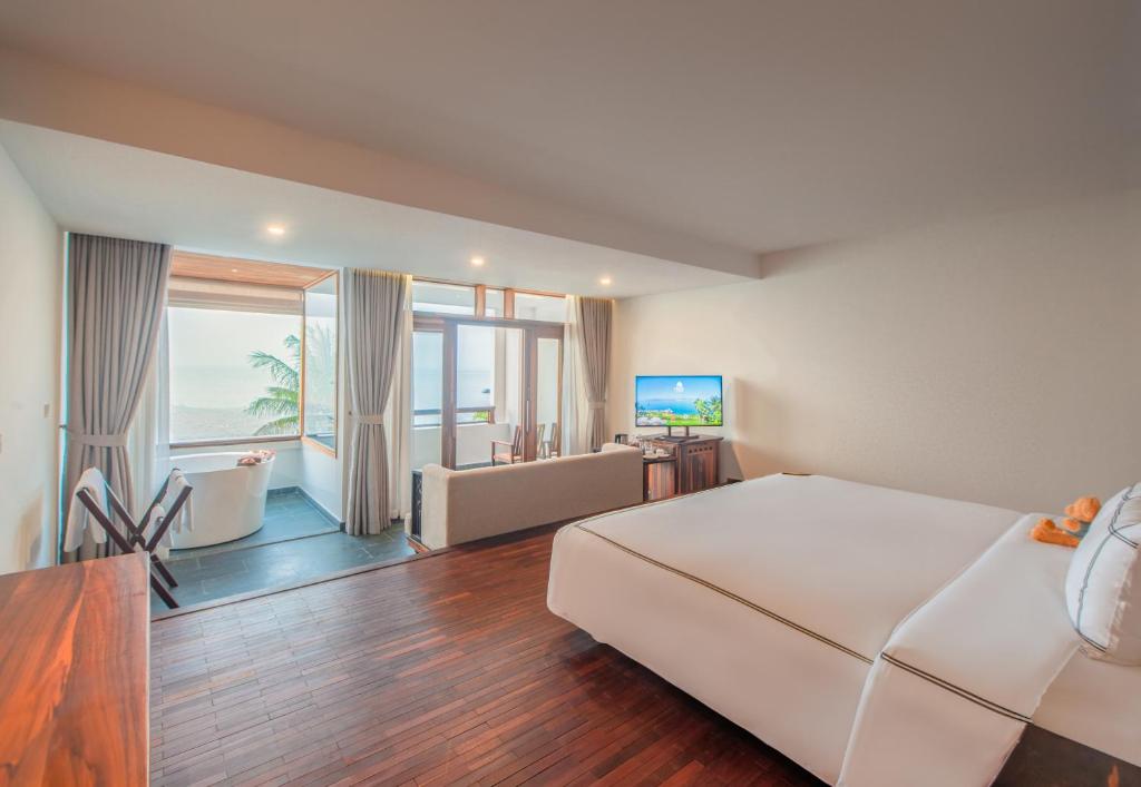 Premier Executive Ocean Suite – Free Sailing Tour
