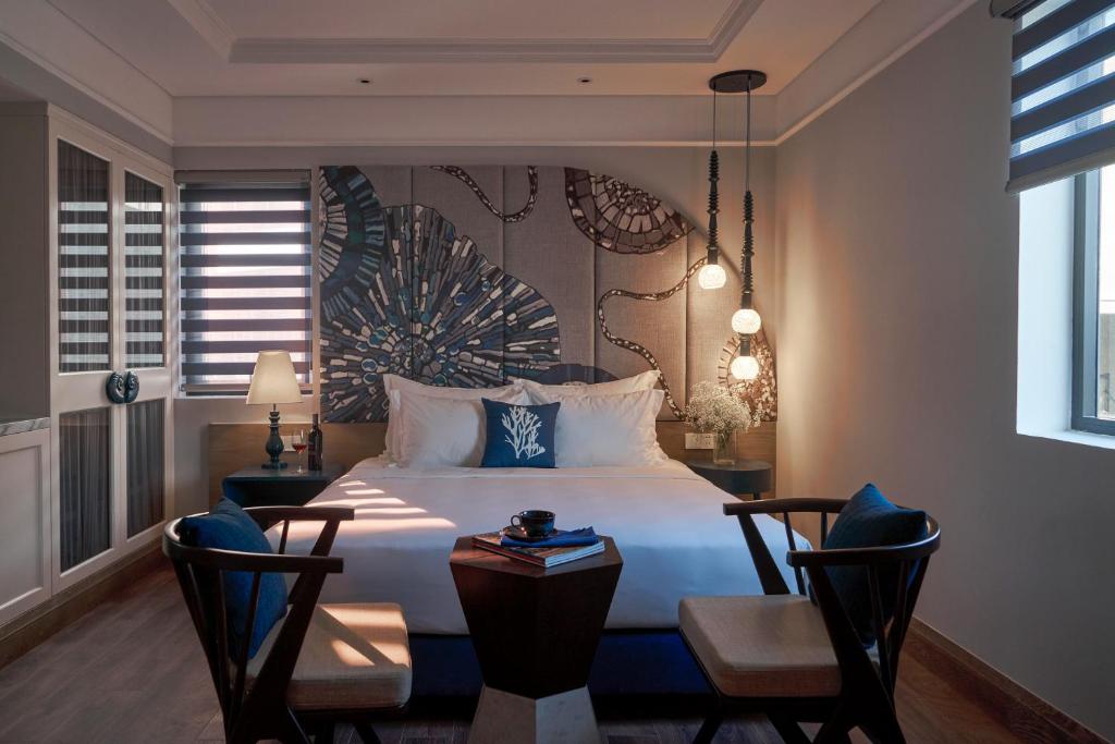Double Room with Partial Sea View and Daily Laundry Service (4 items/day)