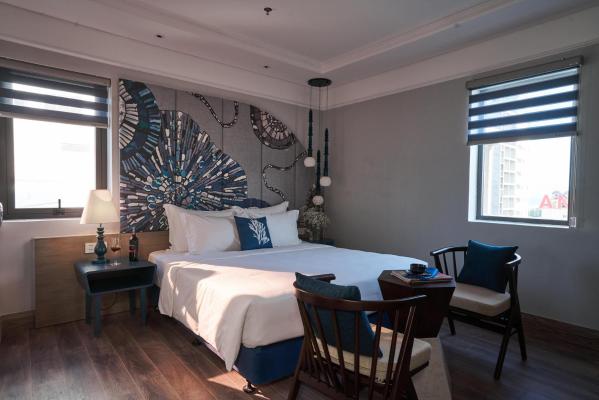 Double Room with Partial Sea View and Daily Laundry Service (4 items/day)