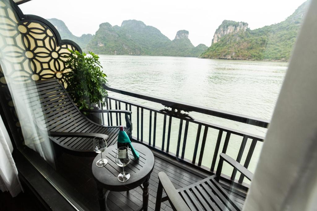 Suite Lan Hạ Junior Grand Có Ban Công Riêng – 2 Ngày 1 Đêm