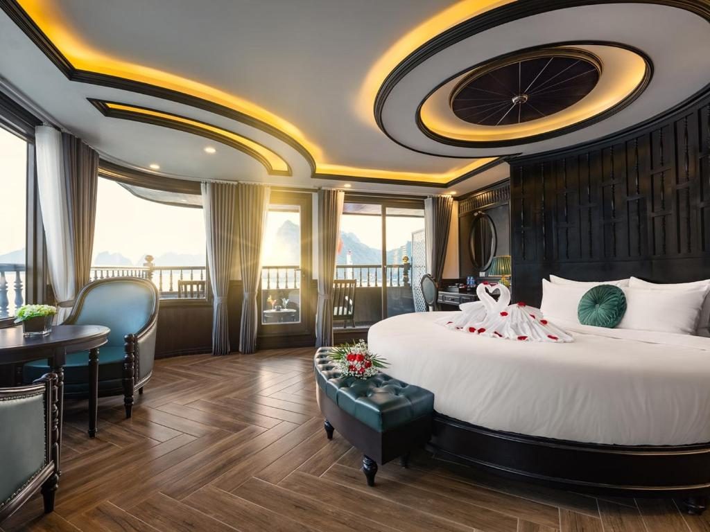 Suite Hạng Hoàng Gia Có Ban Công Riêng & Bồn tắm Jacuzzi – 2 Ngày 1 Đêm