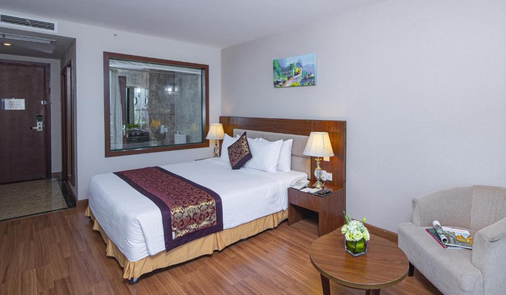 Deluxe City View King Room with Bathtub