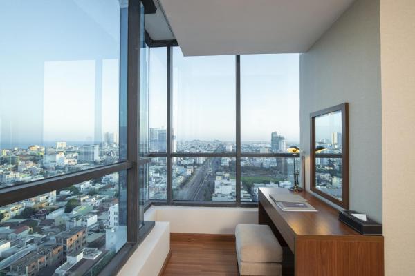 Deluxe City View King Room with Bathtub