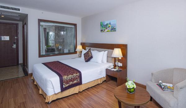 Deluxe City View King Room with Bathtub